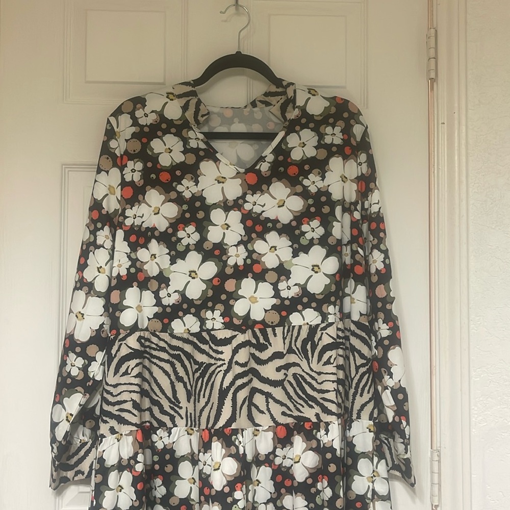 Ankle length dress. 2XL Flower and animal design. Polyester material.